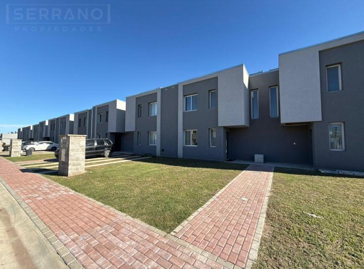 Casa · 104m² · 4 Ambientes · 2 Cocheras