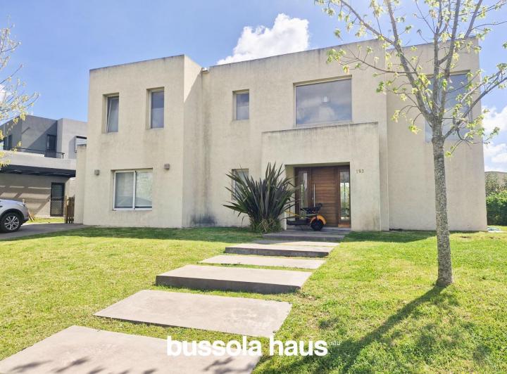Casa · 200m² · 6 Ambientes · 2 Cocheras