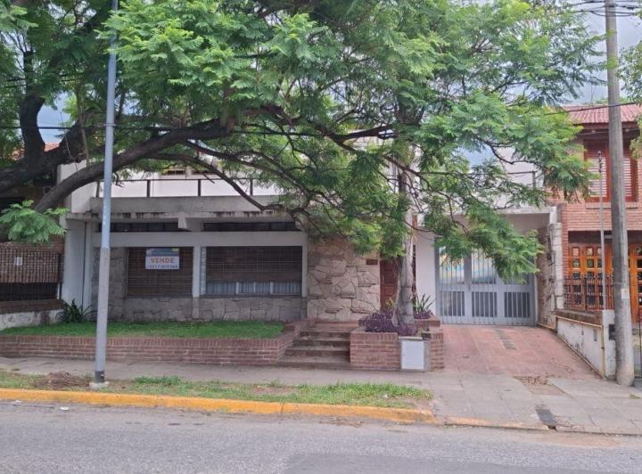 Casa · 297m² · 11 Ambientes · 1 Cochera