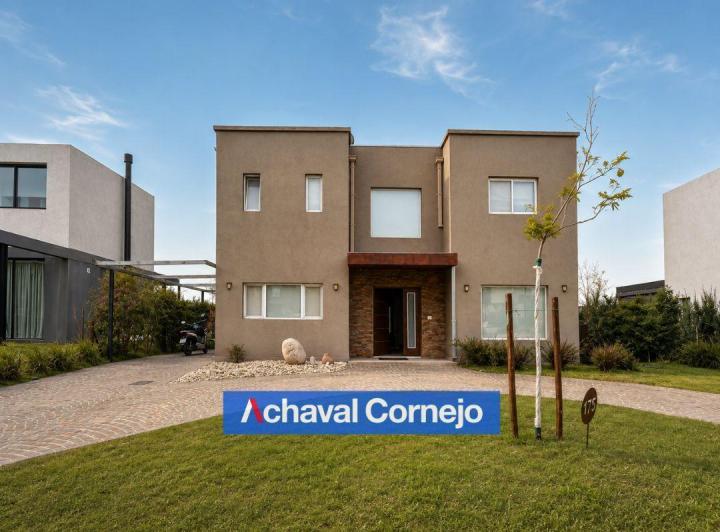 Casa · 178m² · 4 Ambientes · 2 Cocheras