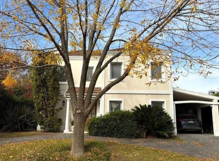Casa · 138m² · 5 Ambientes · 1 Cochera