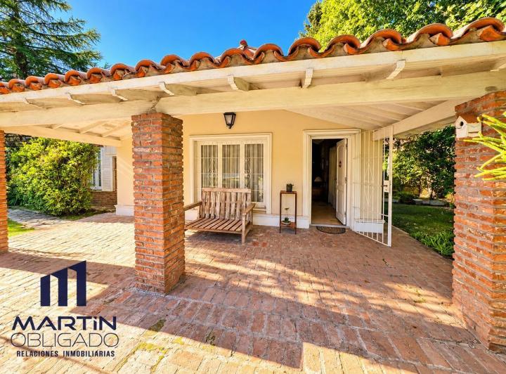 Casa · 240m² · 5 Ambientes · 6 Cocheras
