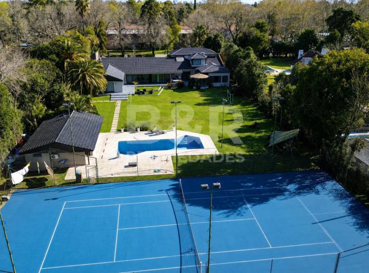 Casa · 800m² · 8 Ambientes · 10 Cocheras