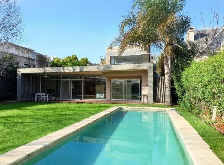 Casa · 257m² · 7 Ambientes · 3 Cocheras
