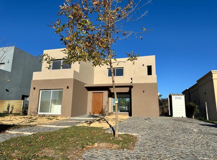 Casa · 200m² · 5 Ambientes · 4 Cocheras