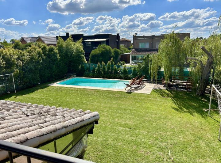 Casa · 680m² · 3 Dormitorios