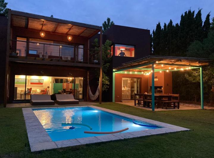 Casa · 200m² · 4 Ambientes · 4 Cocheras