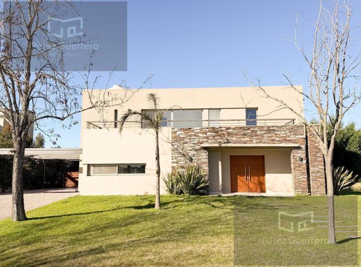 Casa · 195m² · 5 Ambientes · 2 Cocheras