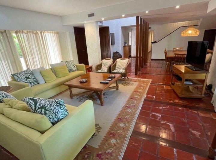 Casa · 383m² · 4 Ambientes · 2 Cocheras