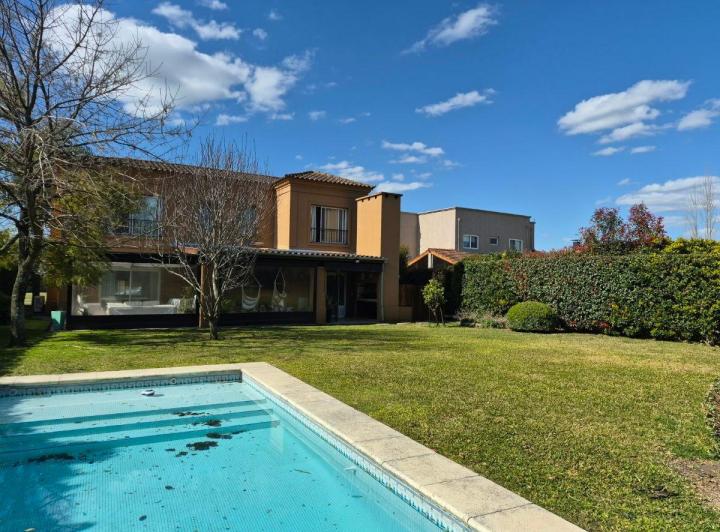 Casa · 277m² · 5 Ambientes · 2 Cocheras
