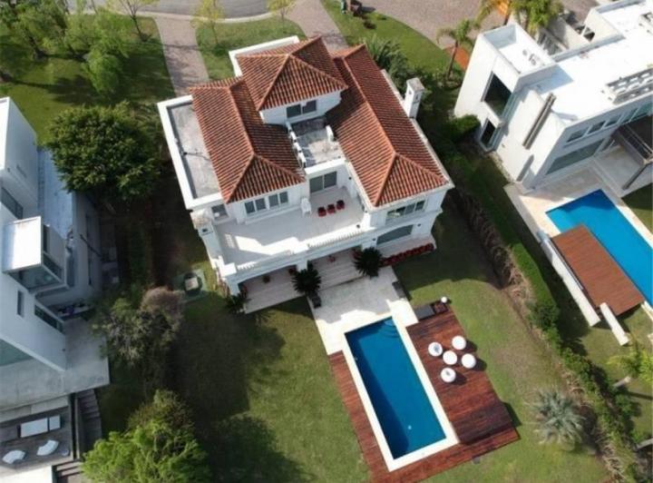 Casa · 500m² · 5 Ambientes · 4 Cocheras