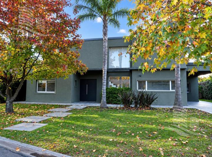 Casa · 350m² · 6 Ambientes · 1 Cochera