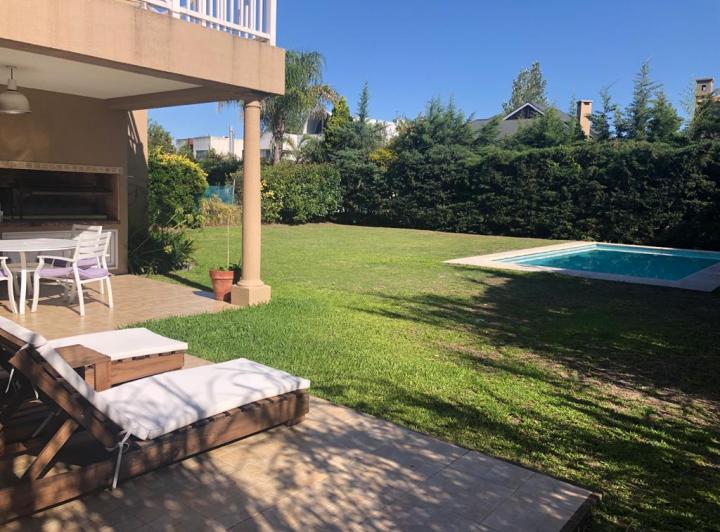 Casa · 205m² · 4 Ambientes · 2 Cocheras
