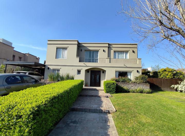 Casa · 700m² · 4 Ambientes · 4 Cocheras