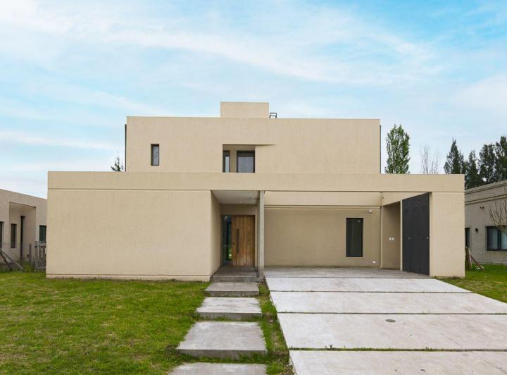 Casa · 174m² · 5 Ambientes · 2 Cocheras