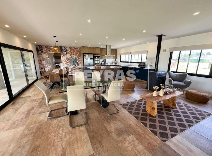 Casa · 270m² · 5 Ambientes · 2 Cocheras