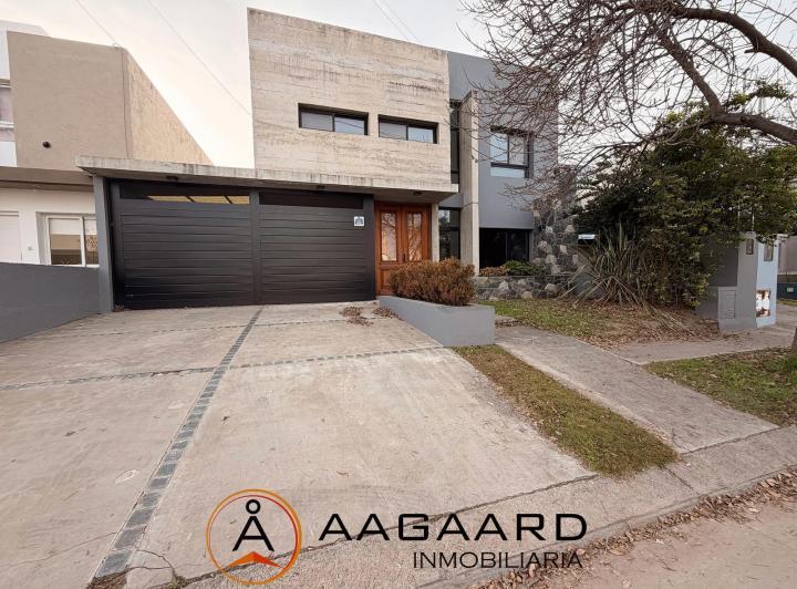 Casa · 270m² · 6 Ambientes · 2 Cocheras