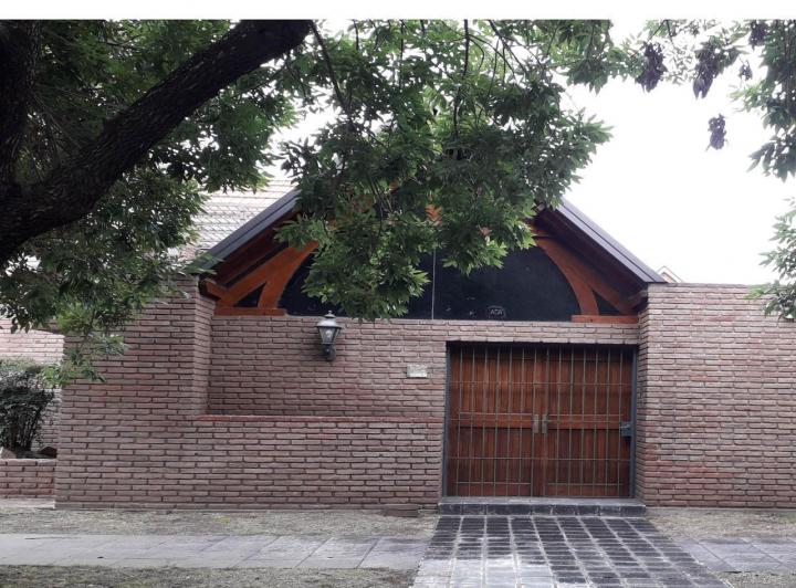Casa · 260m² · 4 Ambientes · 3 Cocheras