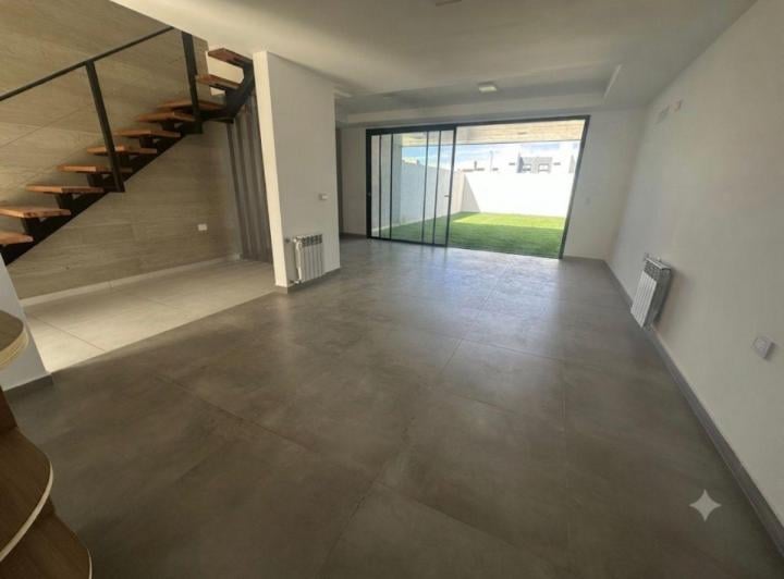 Casa · 145m² · 5 Ambientes · 2 Cocheras