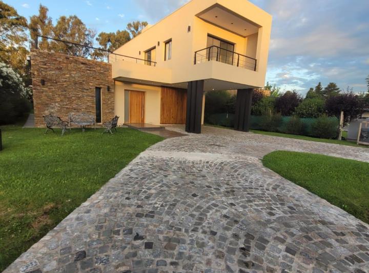 Casa · 222m² · 5 Ambientes · 3 Cocheras