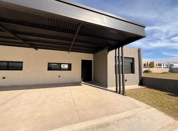 Casa · 100m² · 4 Ambientes · 2 Cocheras