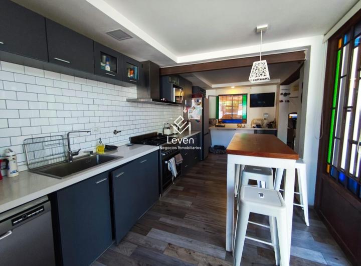 Casa · 290m² · 7 Ambientes · 2 Cocheras