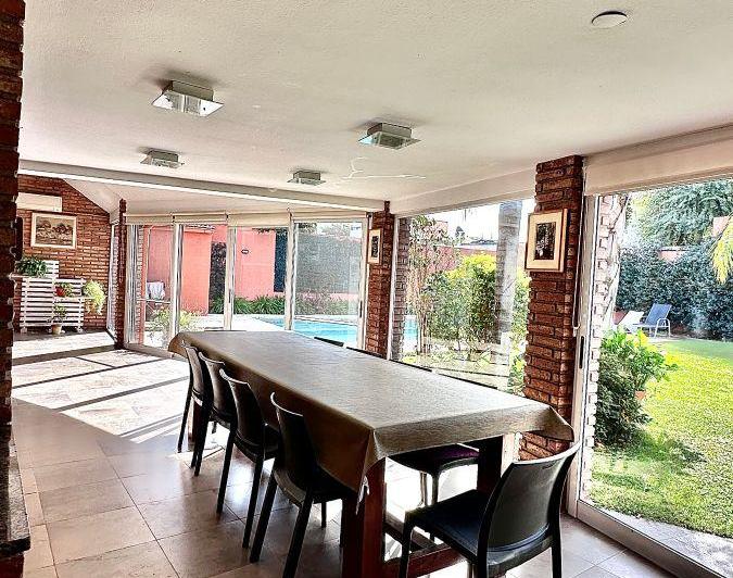 Casa · 300m² · 6 Ambientes · 2 Cocheras