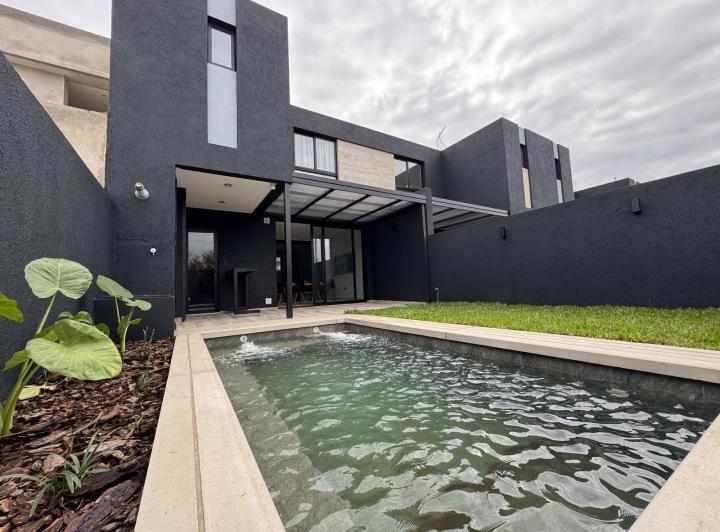 Casa · 160m² · 8 Ambientes · 2 Cocheras