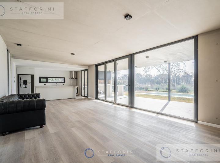 Casa · 202m² · 4 Ambientes · 2 Cocheras