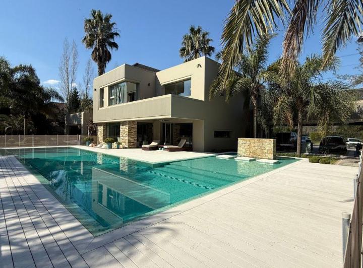 Casa · 850m² · 6 Ambientes · 10 Cocheras