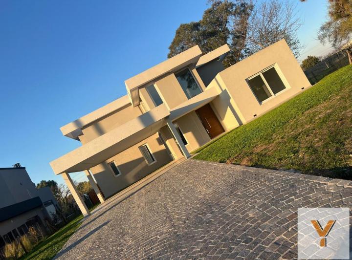 Casa · 340m² · 7 Ambientes