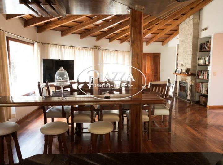 Casa · 200m² · 4 Ambientes · 5 Cocheras