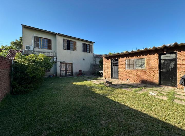 Casa · 240m² · 6 Ambientes · 2 Cocheras