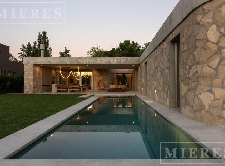 Casa · 250m² · 5 Ambientes · 2 Cocheras