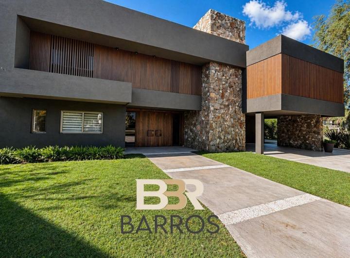 Casa · 550m² · 7 Ambientes · 6 Cocheras