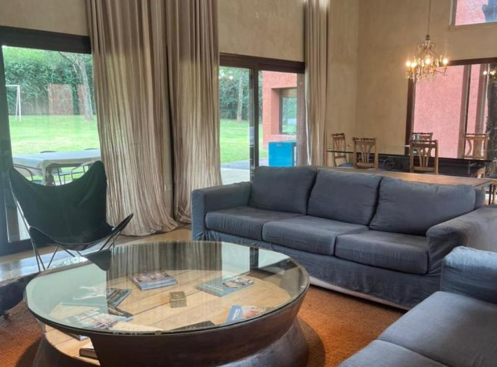 Casa · 390m² · 8 Ambientes · 2 Cocheras