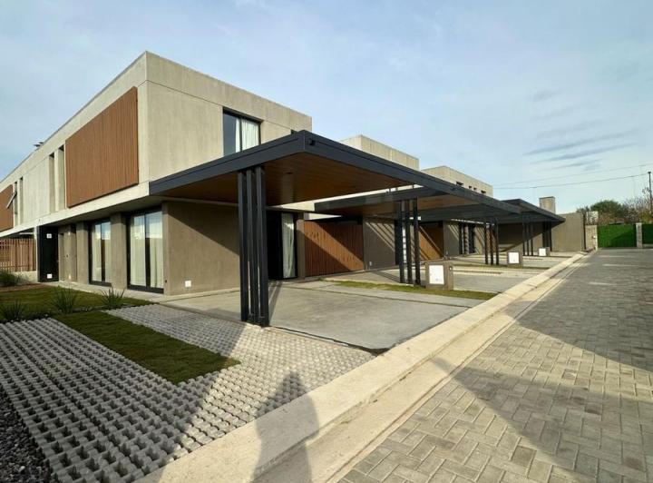 Casa · 170m² · 5 Ambientes · 2 Cocheras