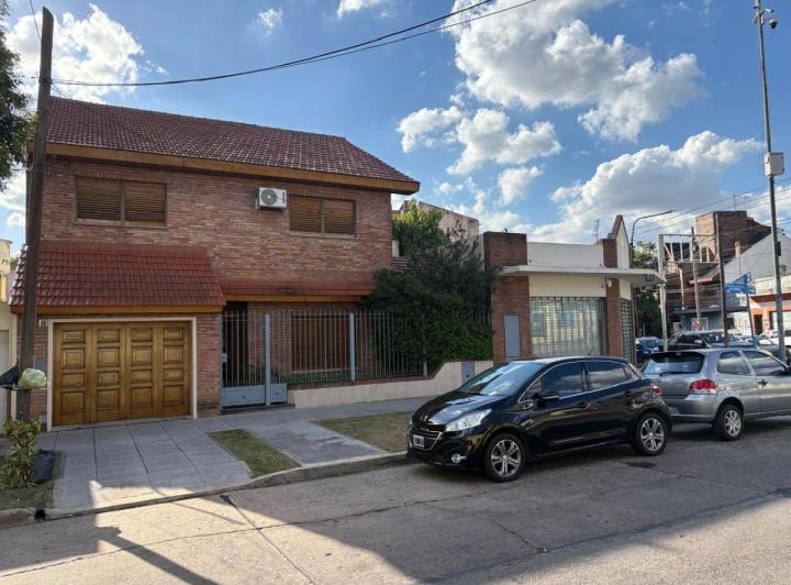 Casa · 258m² · 5 Ambientes · 1 Cochera