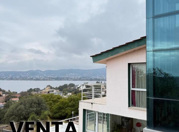 Casa · 320m² · 8 Ambientes · 2 Cocheras