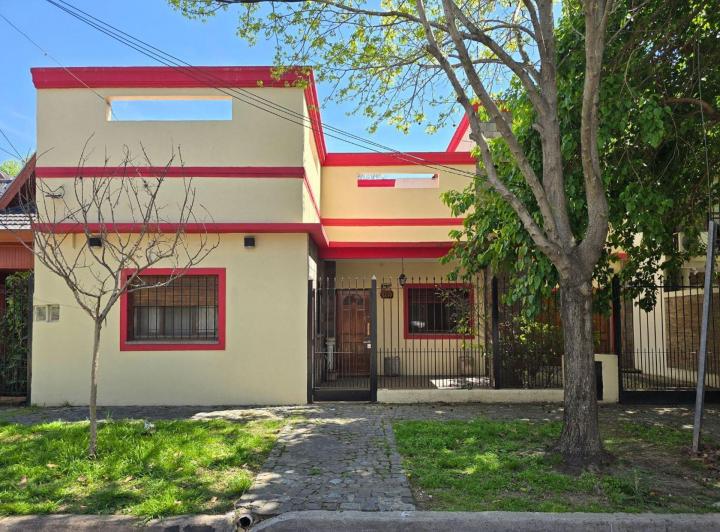 Casa · 150m² · 4 Ambientes · 1 Cochera