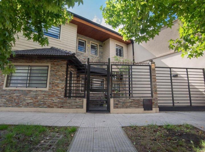 Casa · 285m² · 5 Ambientes · 1 Cochera