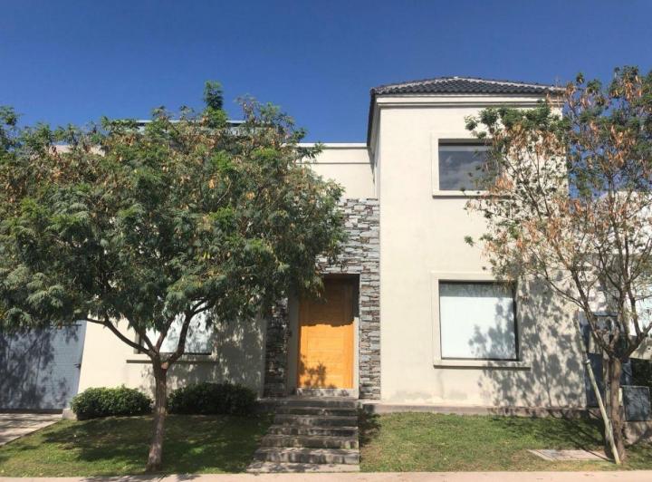 Casa · 220m² · 4 Ambientes · 2 Cocheras