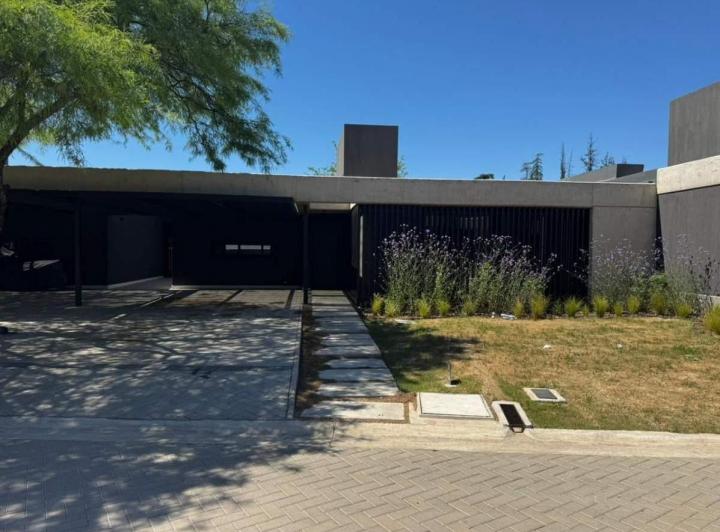 Casa · 165m² · 3 Ambientes · 2 Cocheras