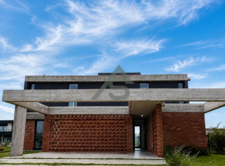 Casa · 215m² · 4 Ambientes · 4 Cocheras