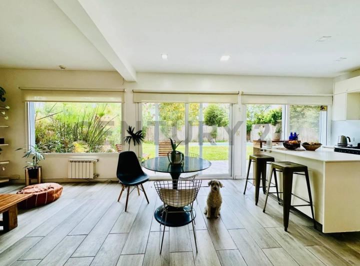 Casa · 140m² · 4 Ambientes · 4 Cocheras