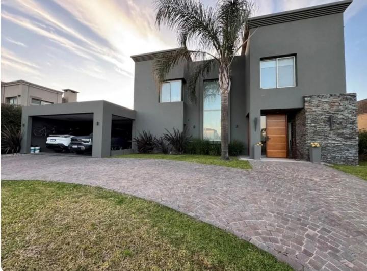 Casa · 250m² · 4 Ambientes · 2 Cocheras