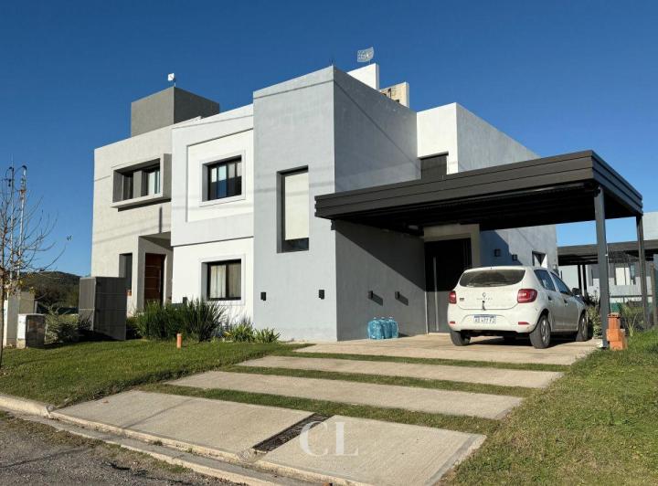 Casa · 191m² · 8 Ambientes · 1 Cochera