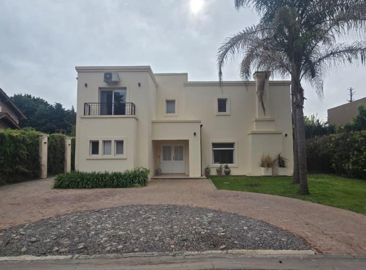 Casa · 162m² · 4 Ambientes · 2 Cocheras