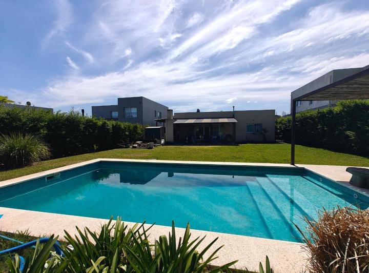 Casa · 125m² · 4 Ambientes · 4 Cocheras