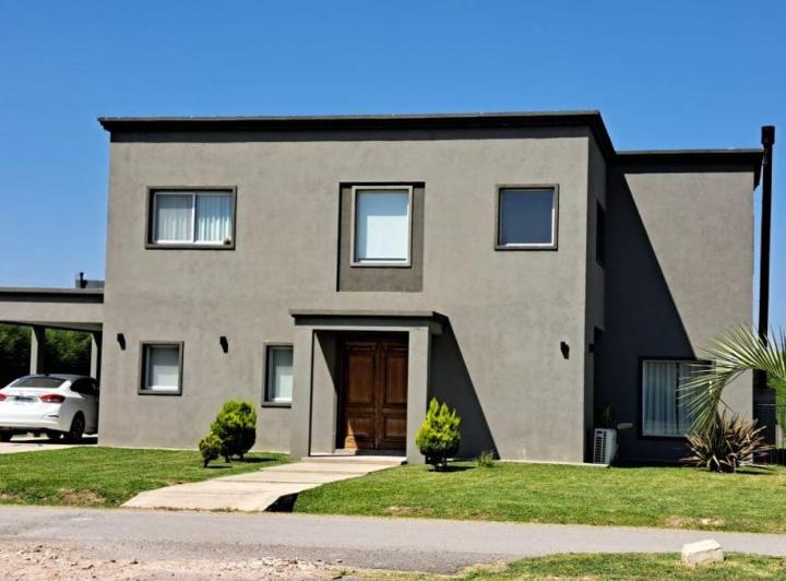 Casa · 280m² · 6 Ambientes · 2 Cocheras